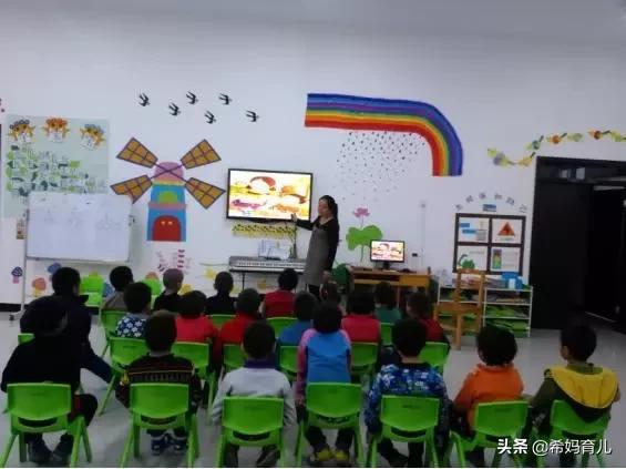 小孩快3岁了，可以上幼儿园，但我还想大一点去，起码她自己能什么都会一点，你们认为呢？